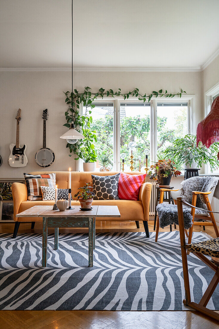 Teppich mit Zebramuster und gelbes Sofa im Wohnzimmer
