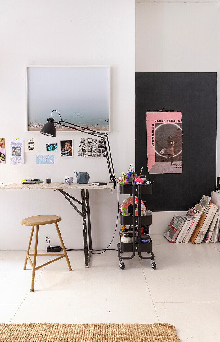 Biertisch als Schreibtisch im minimalistischen Arbeitszimmer