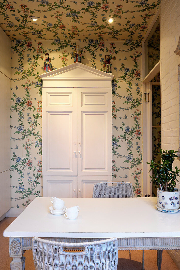 Blumige Chinoiserie-Tapete in der Küche mit weiß gestrichenen Möbeln