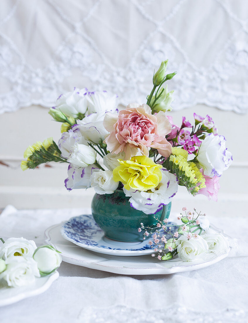 Kleiner Strauß mit Prärieenzian, Nelke, Statice, Primelblüte und Waxflower