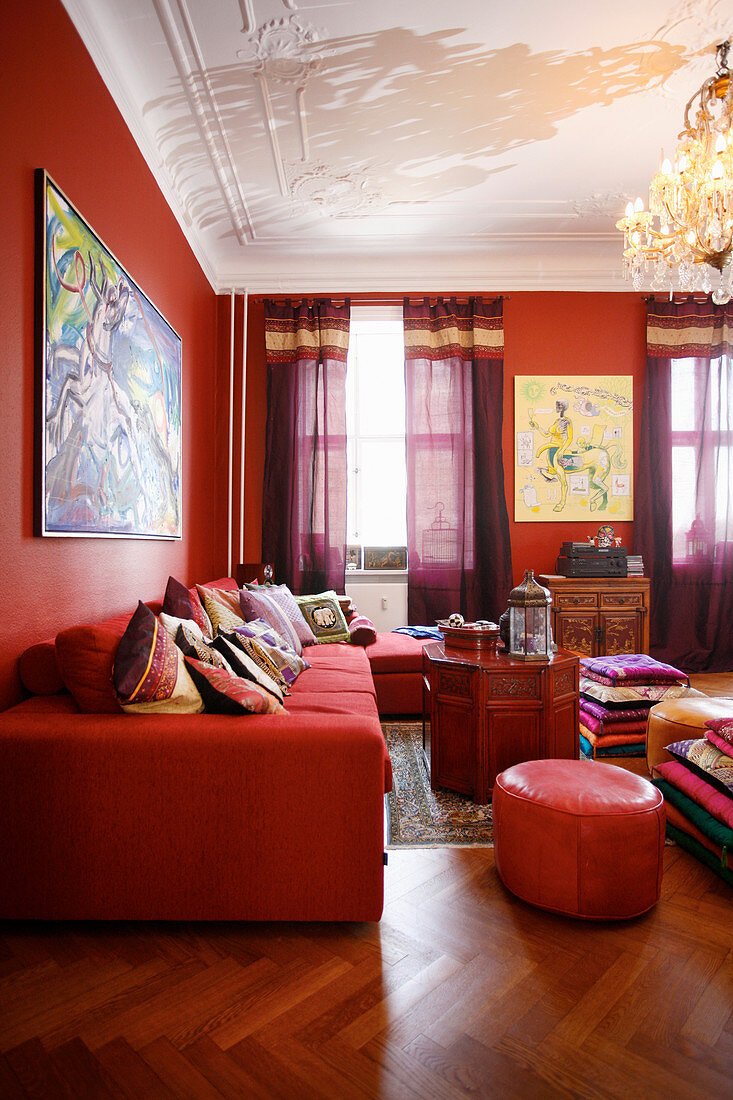 Wohnzimmer im Rot mit vielen Kissen