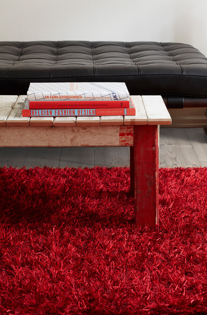 Vintage Holztisch auf rotem Teppich