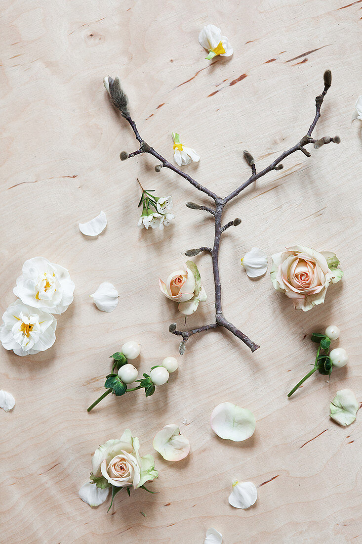Magnolienzweig, Rosenblüten, Narzissenblüten, Waxflower und weiße Beeren von Johanniskraut