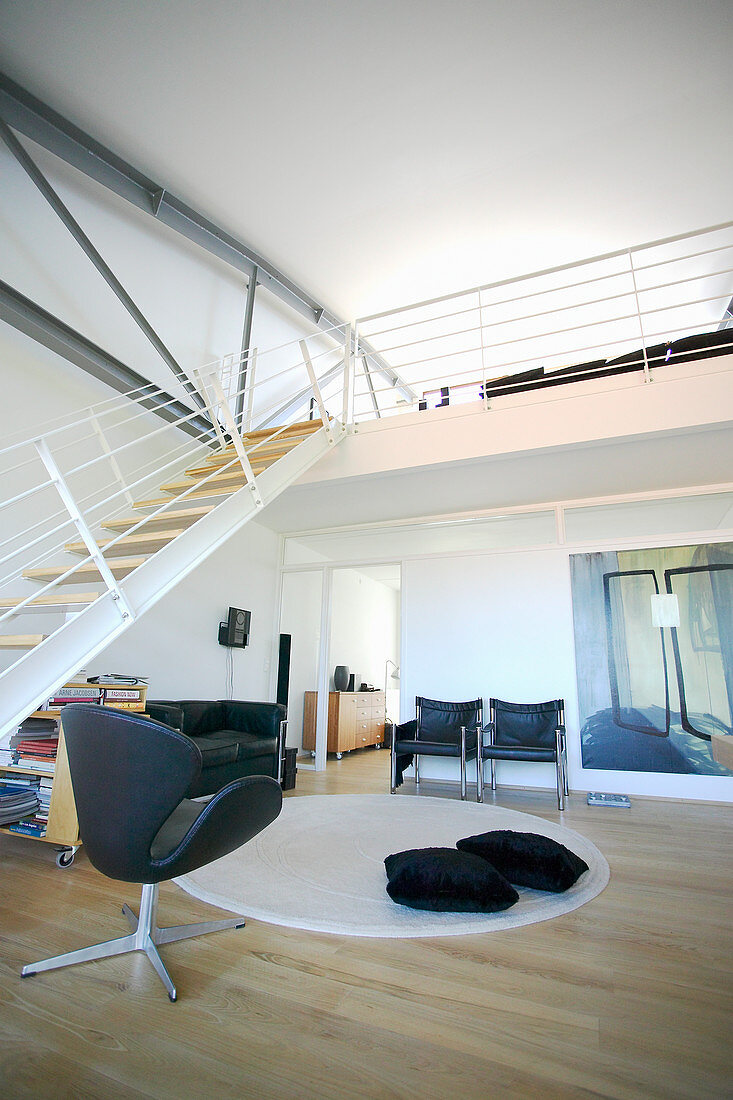 Offener Wohnraum mit Treppe zur Galerie in Loft