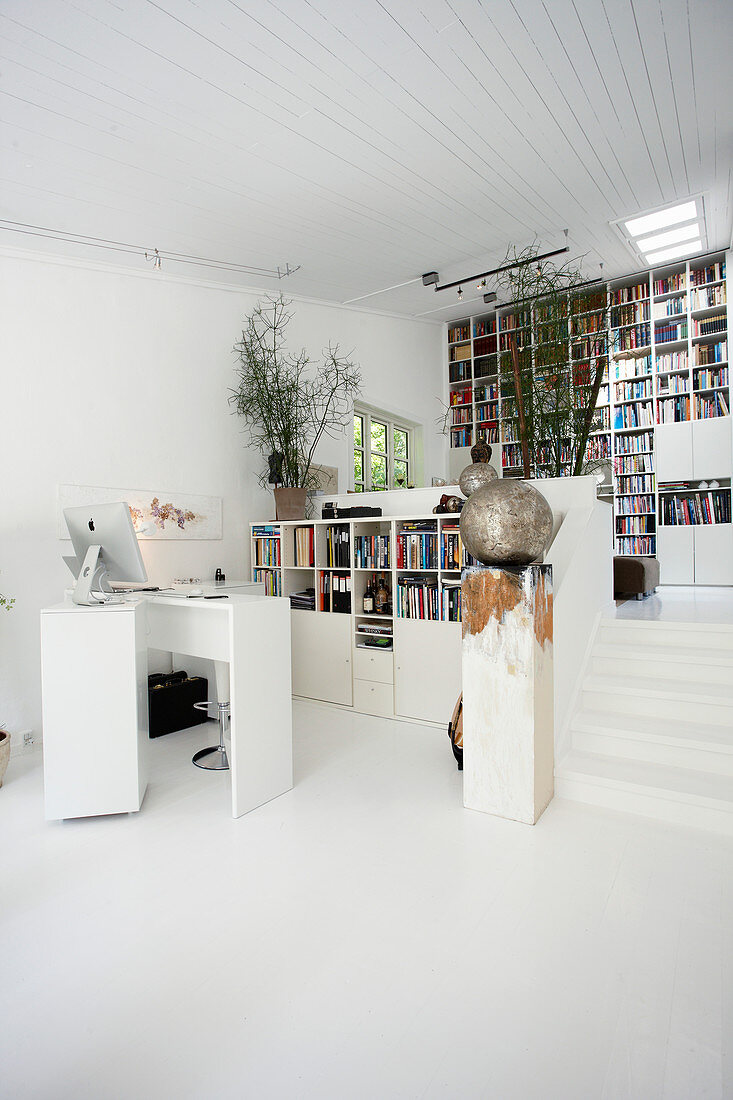 Home Office und Bibliothek in offenem Wohnraum mit Treppenstufen