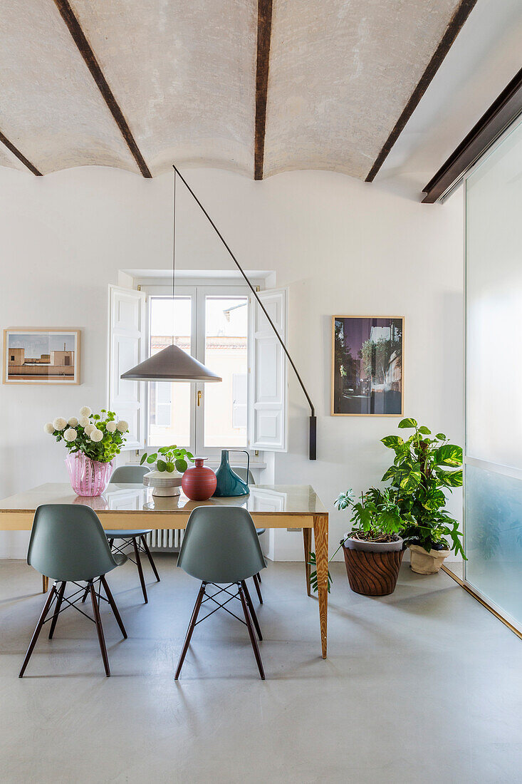 Esstisch mit Blumenstrauß und Klassikerstühle, Zimmerpflanzen in Zimmerecke
