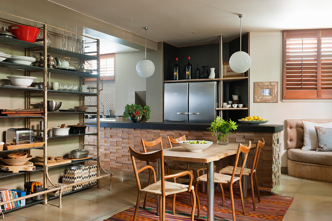 Designer Mittelblock in offener Küche, Essbereich und offenes Geschirrregal auf poliertem Betonfliesen