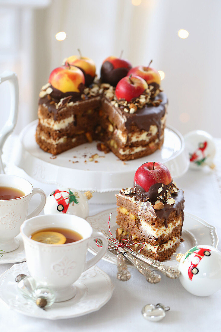 Weihnachtskuchen mit Äpfeln und eine Tasse Tee