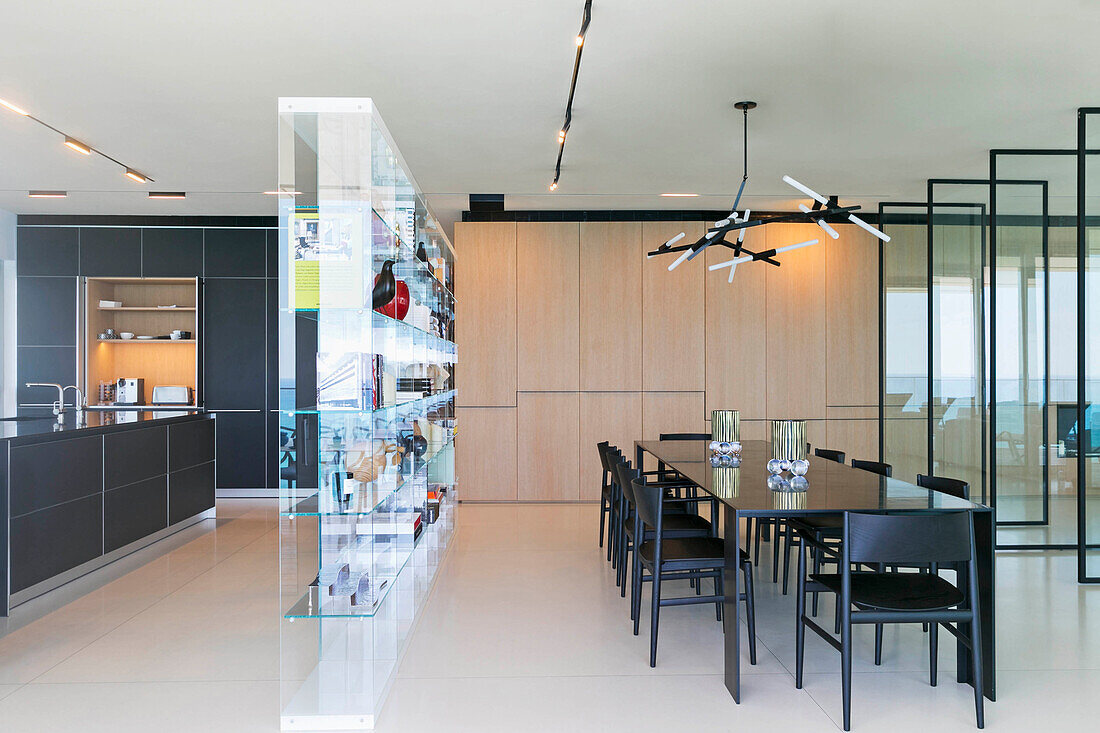 Glasregal zwischen Küche und Essbereich in einem Luxus-Penthouse
