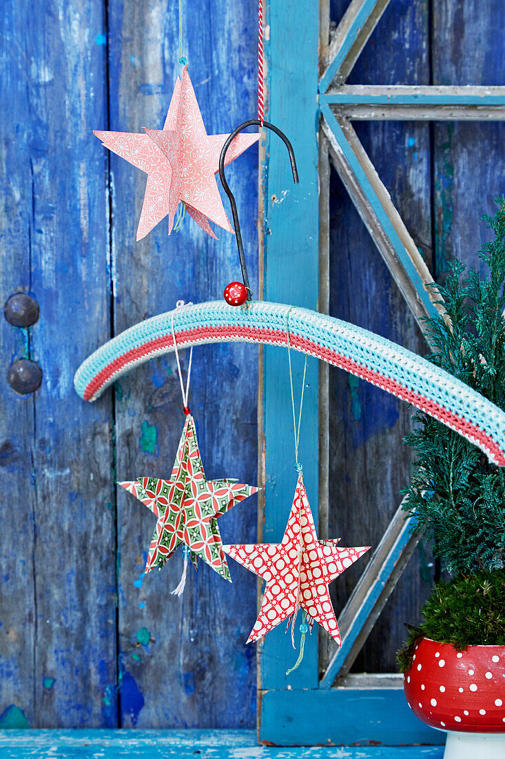 DIY paper stars on coat hanger with crocheted cover