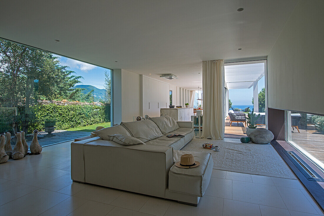Elegante Lounge mit Gartenblick zu einer Seite und mit Sonnenschutz zur Terrasse