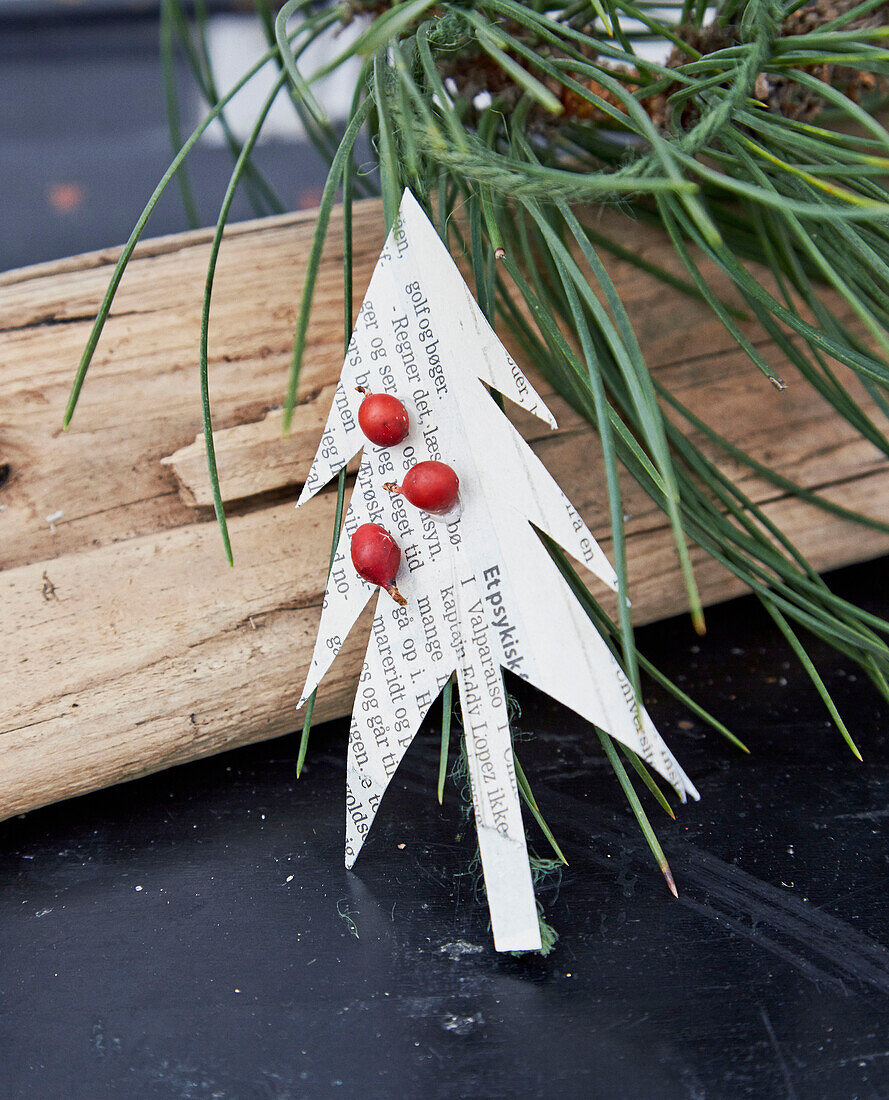 DIY Christmas garland with fir trees made of newspaper