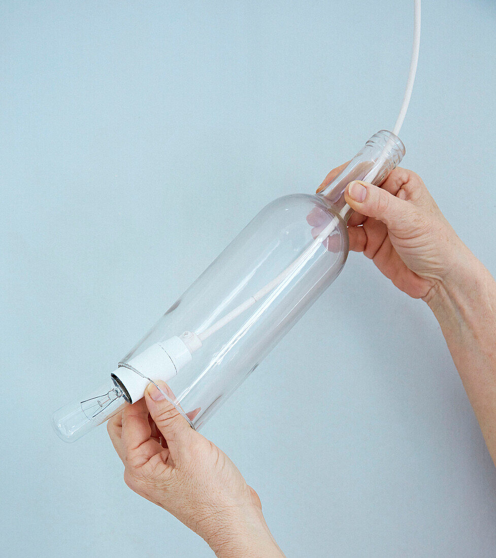 Lampe aus einer Flasche herstellen