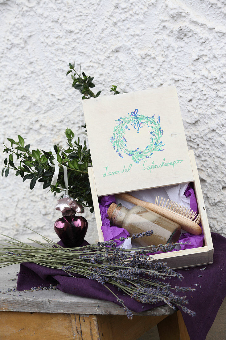 Selbst gemachtes Lavendel-Seifenshampoo zum Verschenken