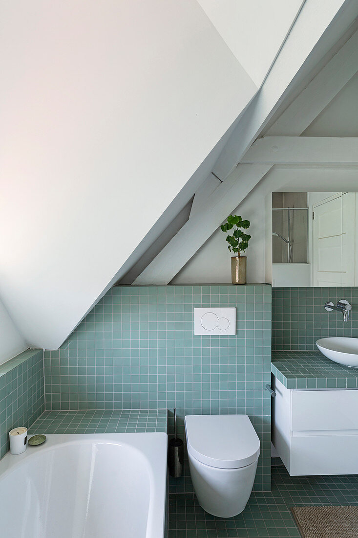 Badezimmer im Dachgeschoß mit türkisfarbenen Fliesen