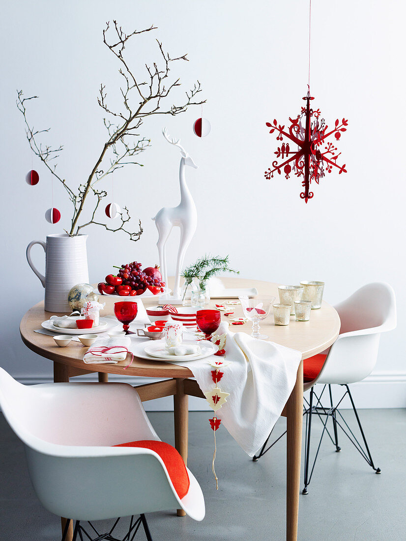 Rot-weiß gedeckter Weihnachtstisch