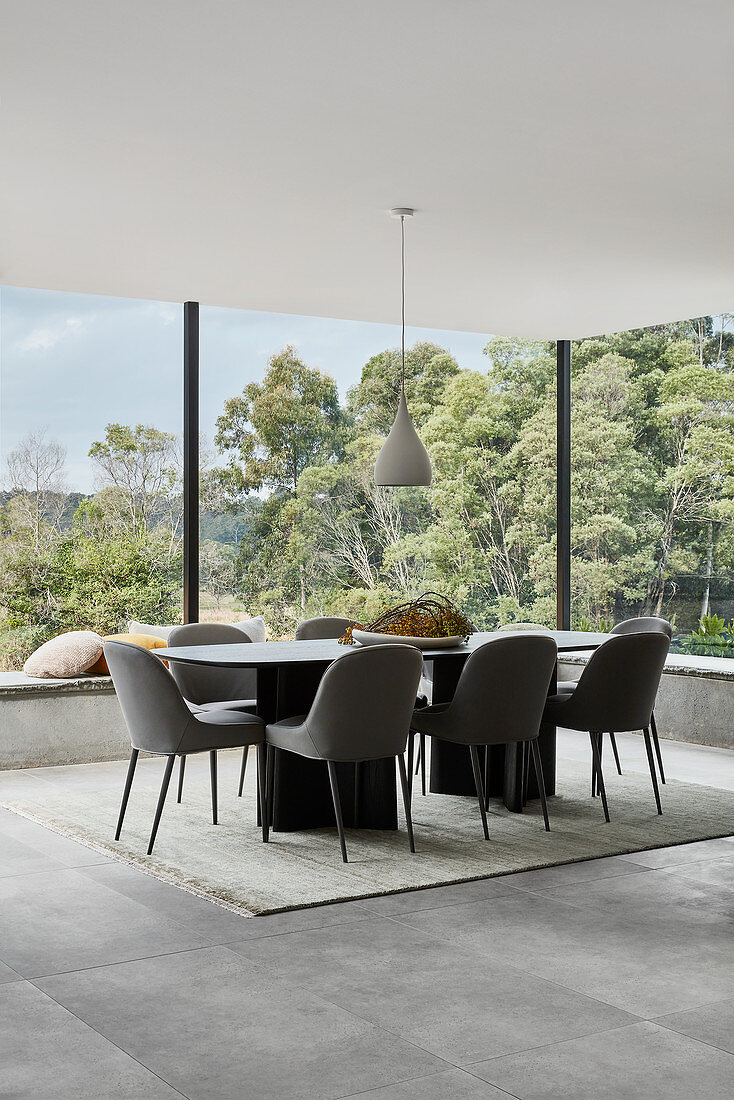 Eleganter Essbereich mit Panorama-Verglasung