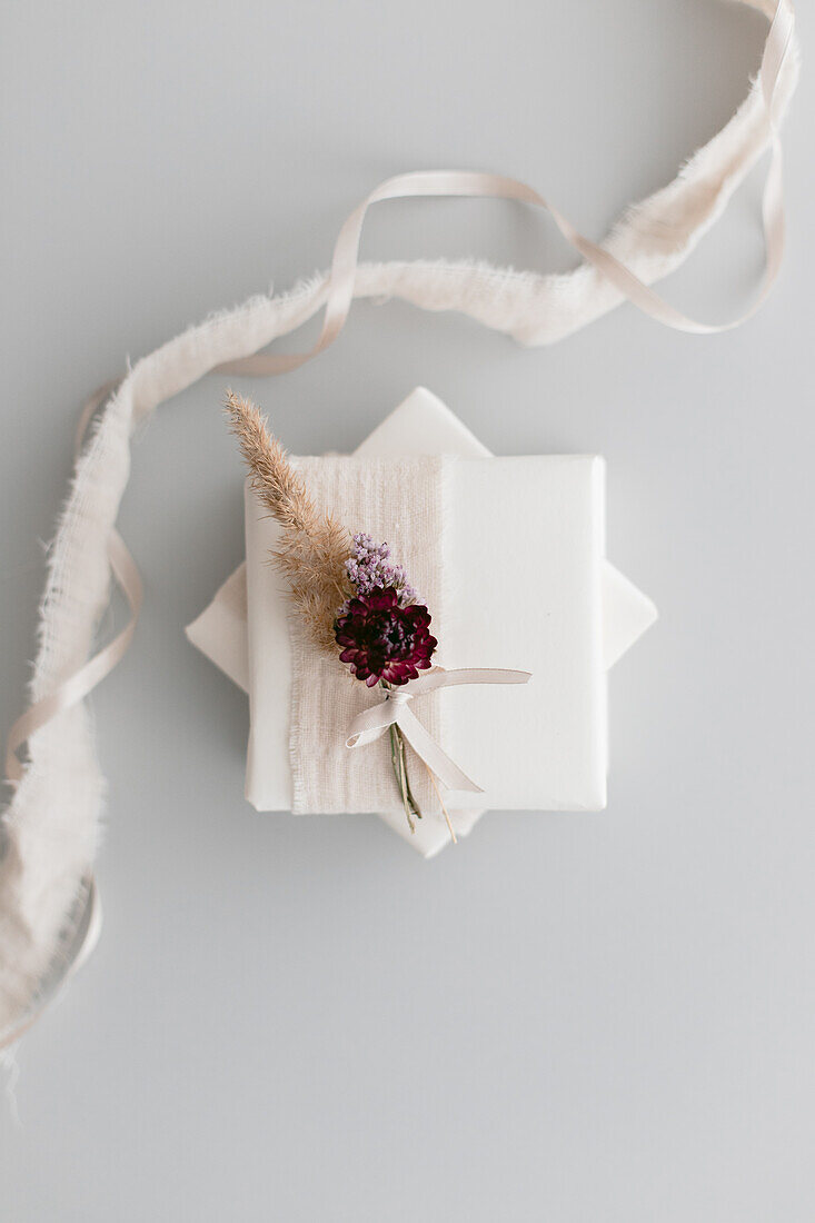 DIY-Geschenkverpackung mit getrockneten Blumensträußchen