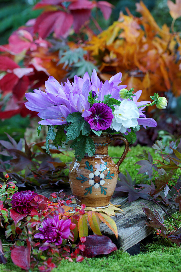 Malve, Herbstzeitlose und Dahlie in einer Vase