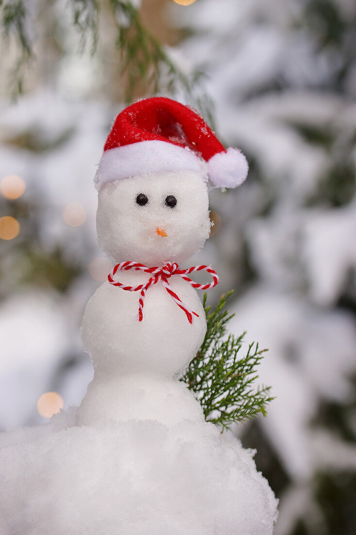 Schneemann mit Weihnachtsmütze und Schleife