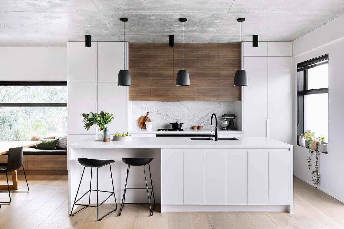 Elegante Weiße Küche mit Kücheninsel in offenem Wohnraum