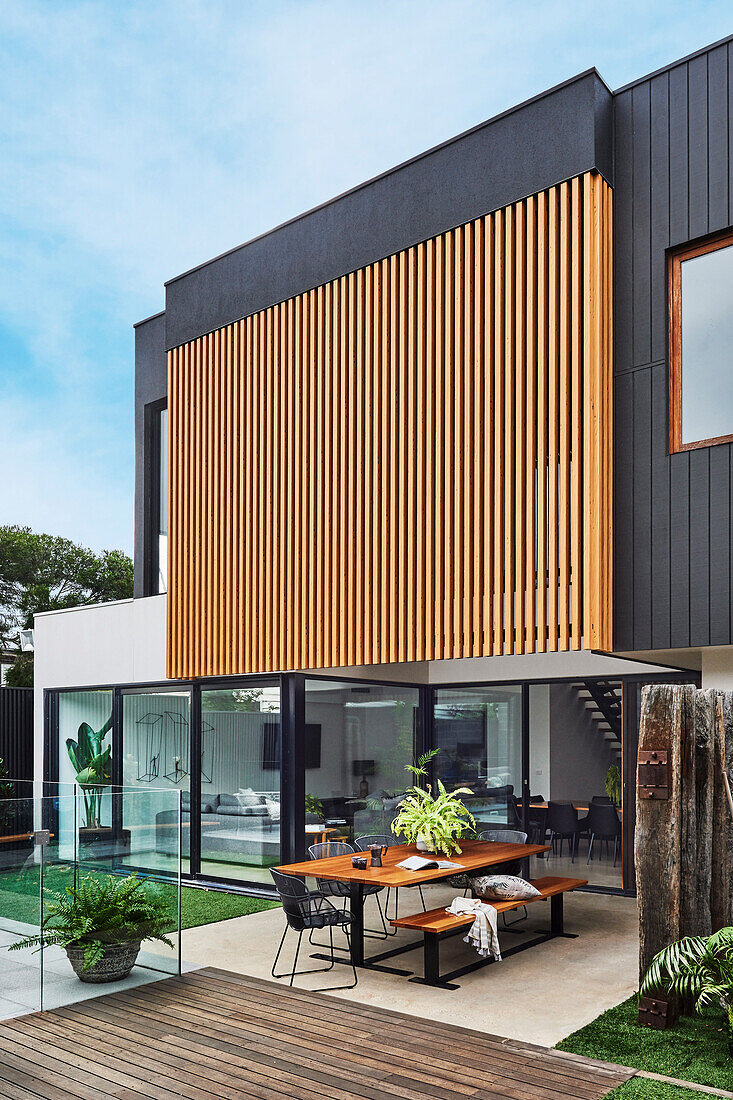 Zweistöckiges Familienhaus mit Holz- und Glaselementen und Terrasse