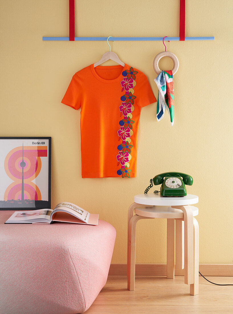 Orangefarbenes T-Shirt mit Bordüre