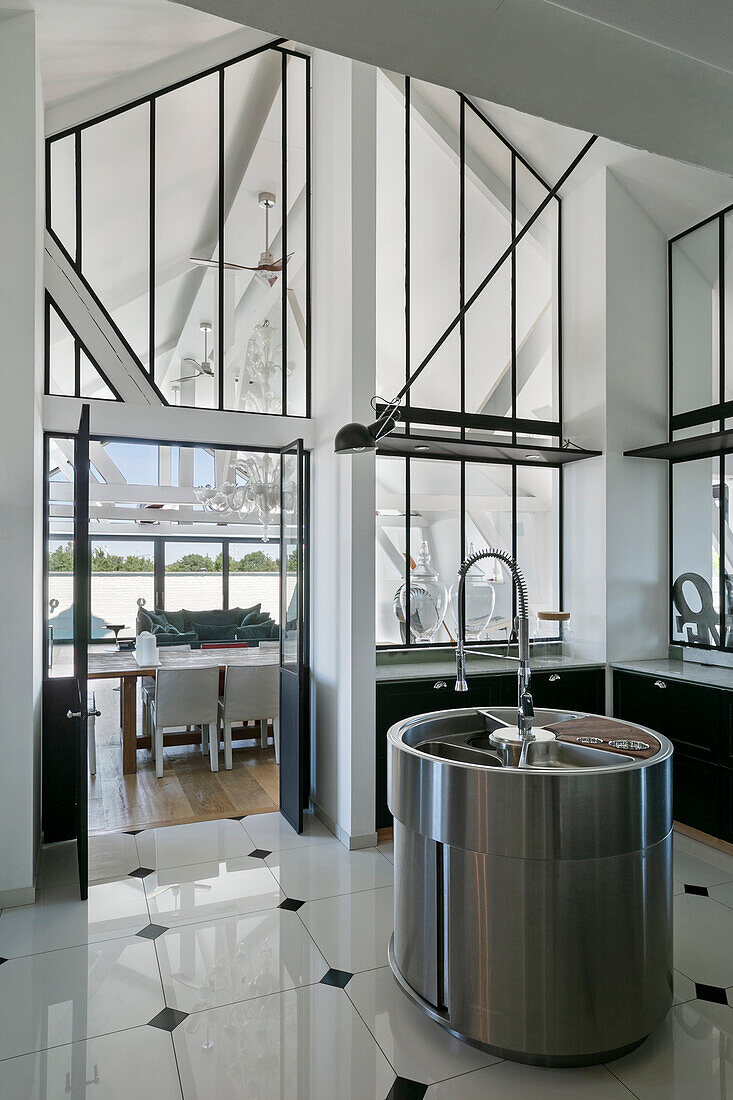 Runde Küchenspüle in eleganter, hoher Küche mit Innenfenstern