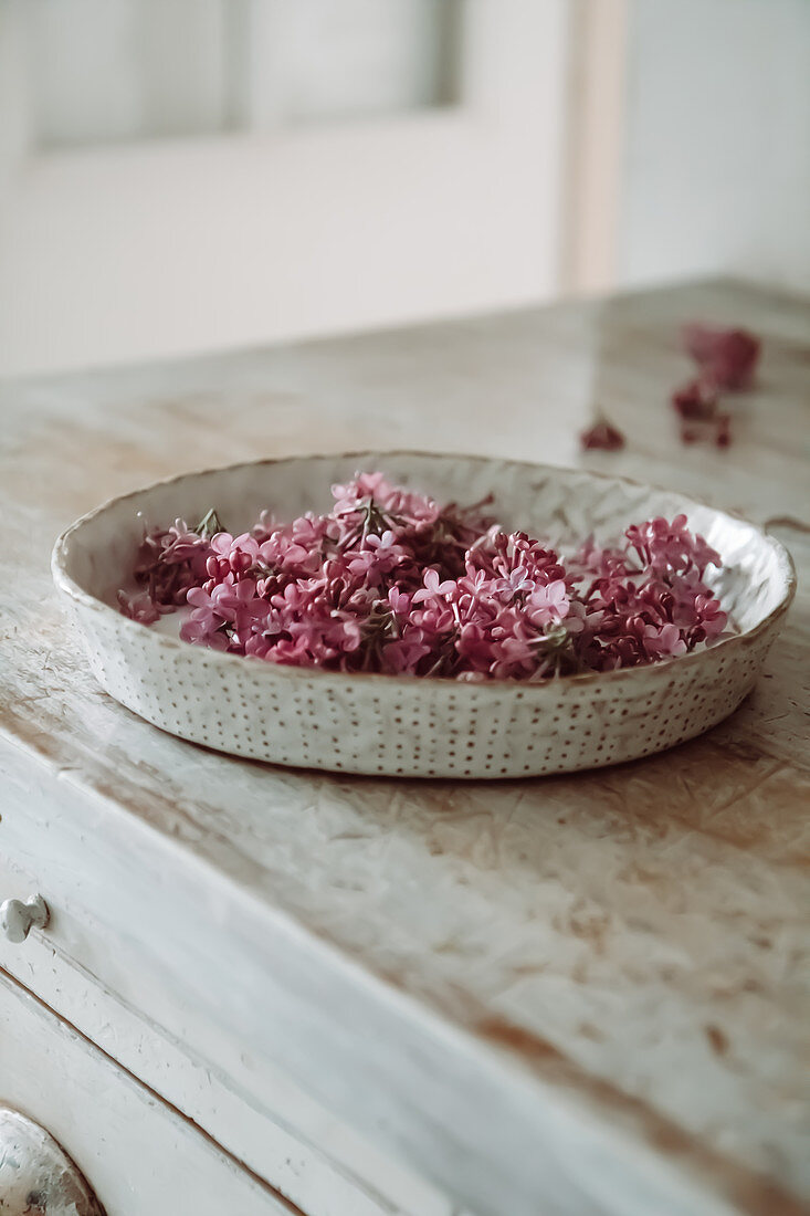 Lilac flowers in a bowl
