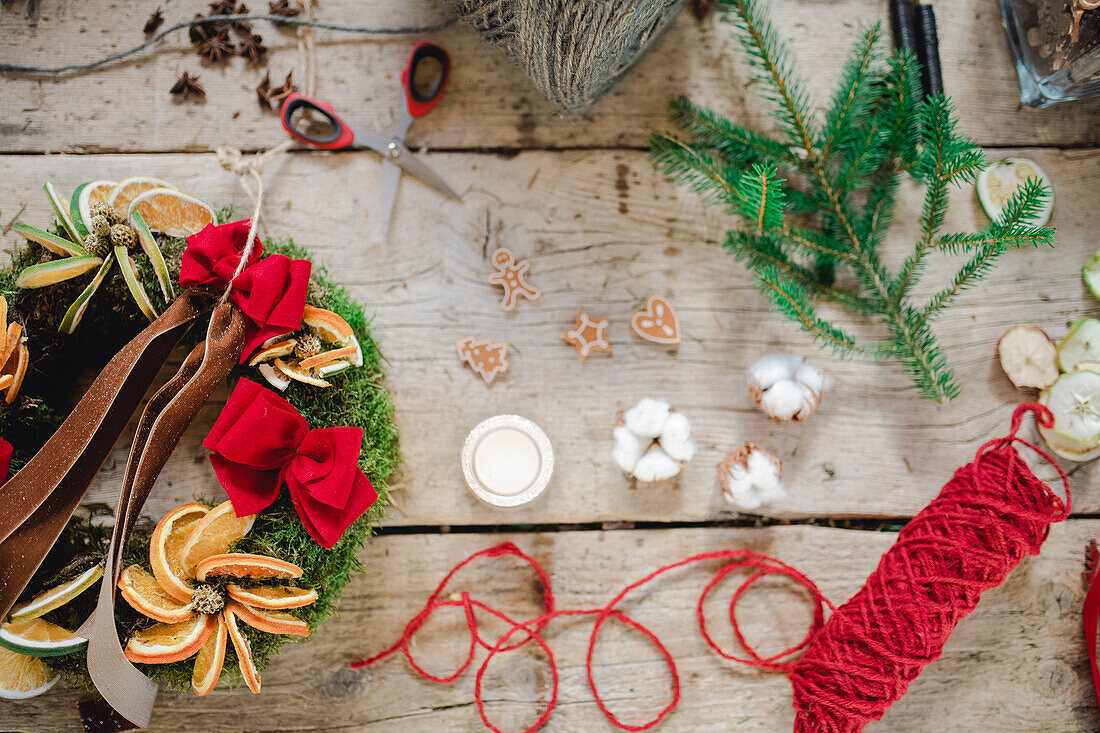 DIY-Weihnachtskranz auf Holztisch