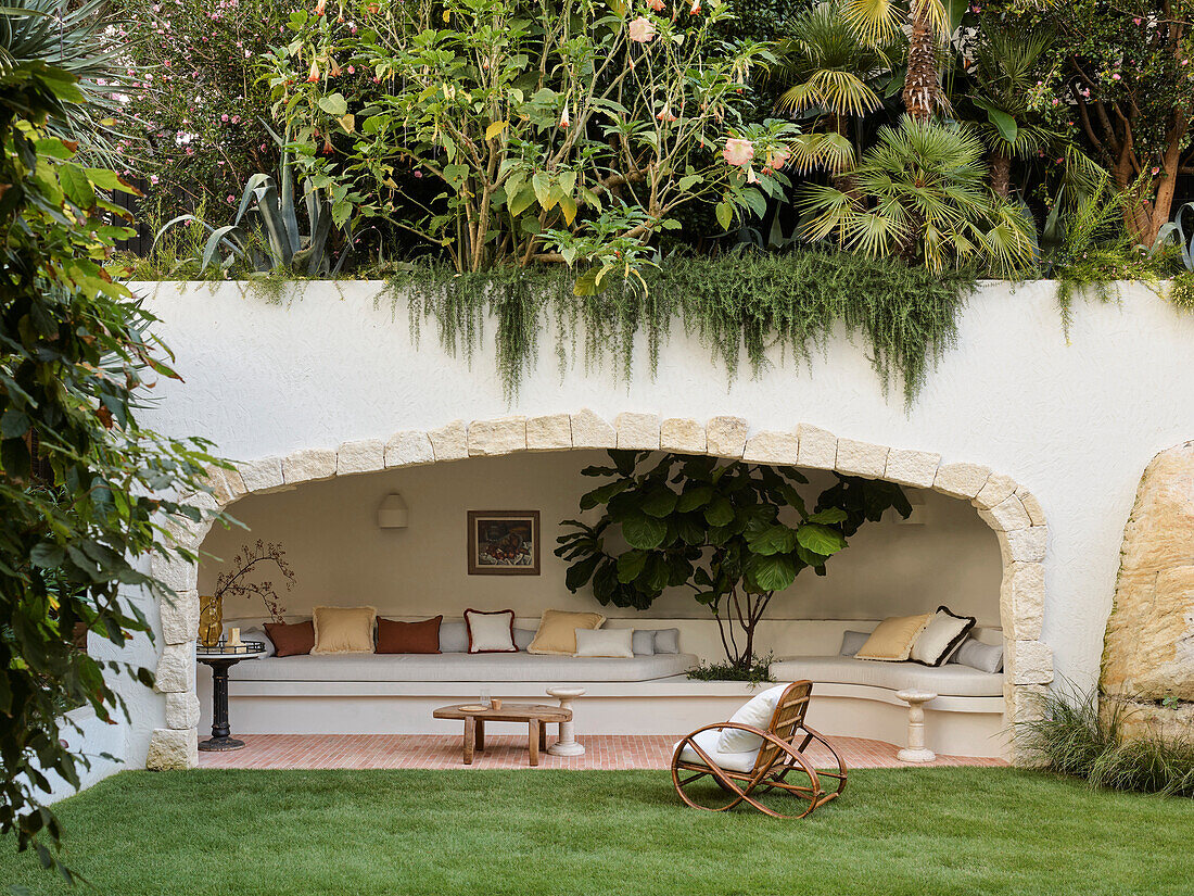Outdoor-Lounge in Cabana-Höhle aus Sandstein im Garten