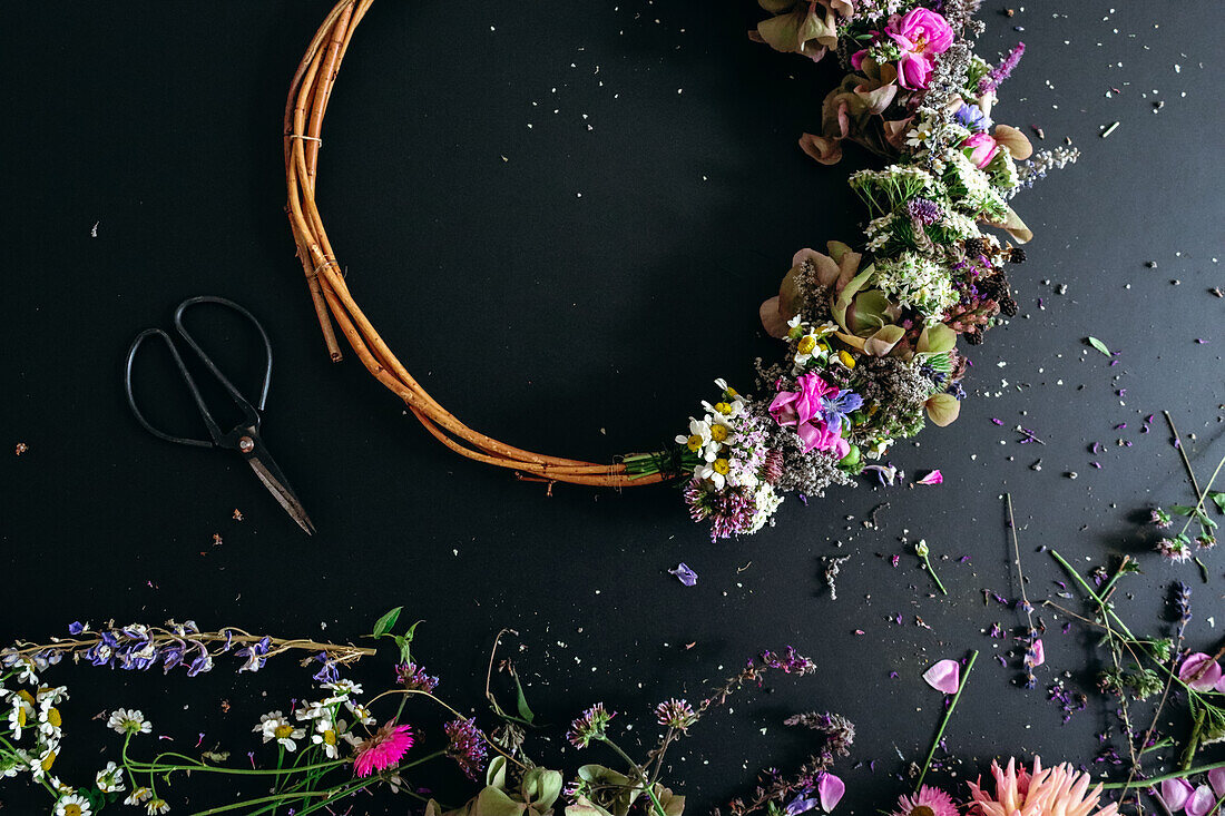 DIY-Kranz mit Sommerblüten