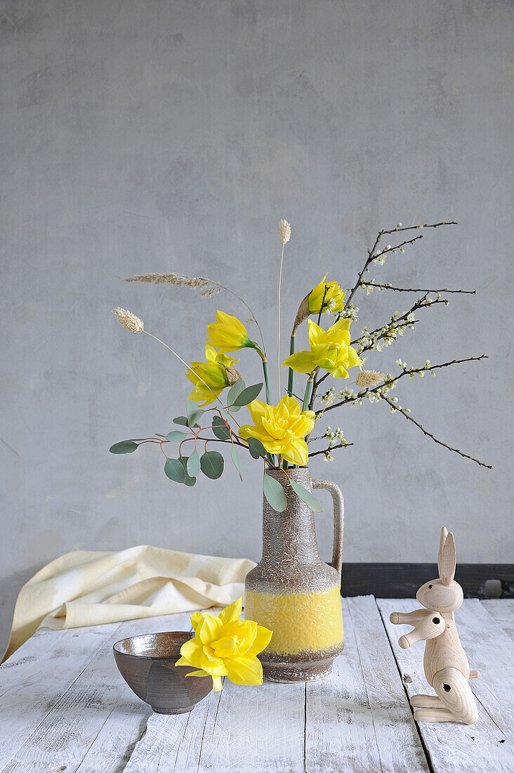 Minimalistischer Frühlingsstrauß mit Narzissen in Retro-Vase