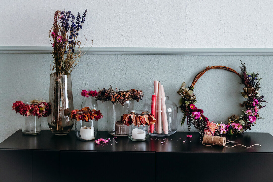 DIY-Kränze aus Trockenblumen und frischen Sommerblumen und Windlichter