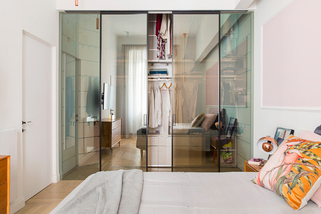 Kleiderschrank, Türen mit transparentem und reflektierendem Effekt, im Schlafzimmer