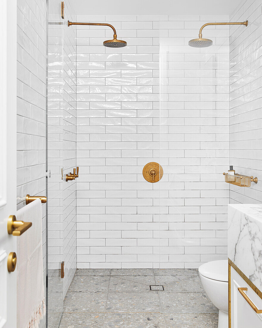 Duschbereich mit zwei Duschköpfen und weißen Wandfliesen