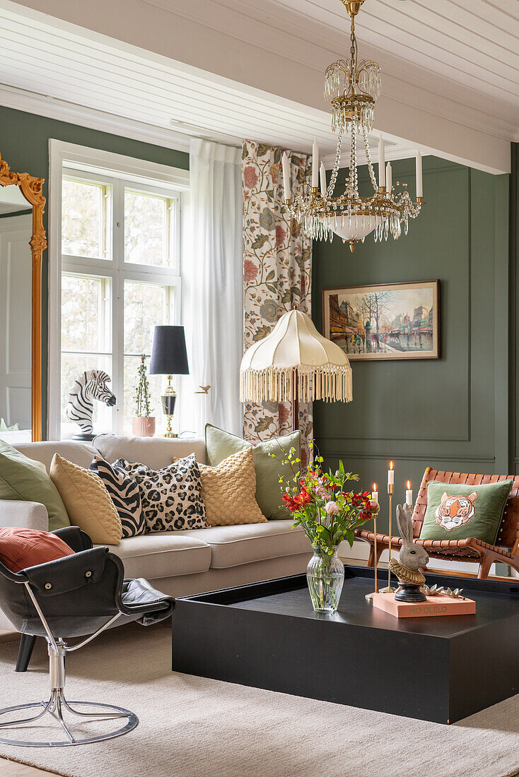 Mixed styles in the living room with coffered walls in dark green