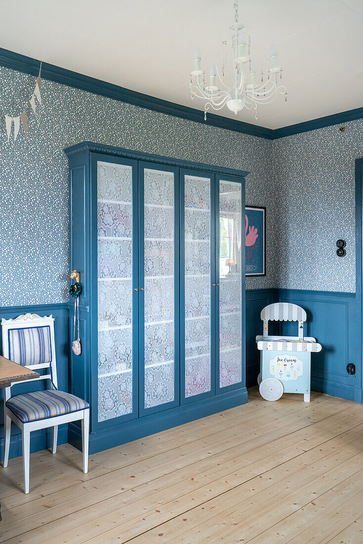 Vitrinenschrank im Kinderzimmer im Vintage-Stil in Blau