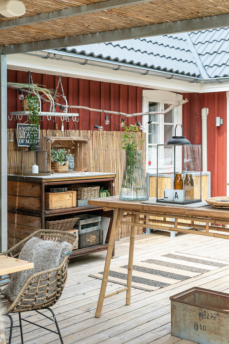 Holzterrasse mit Outdoor-Küche