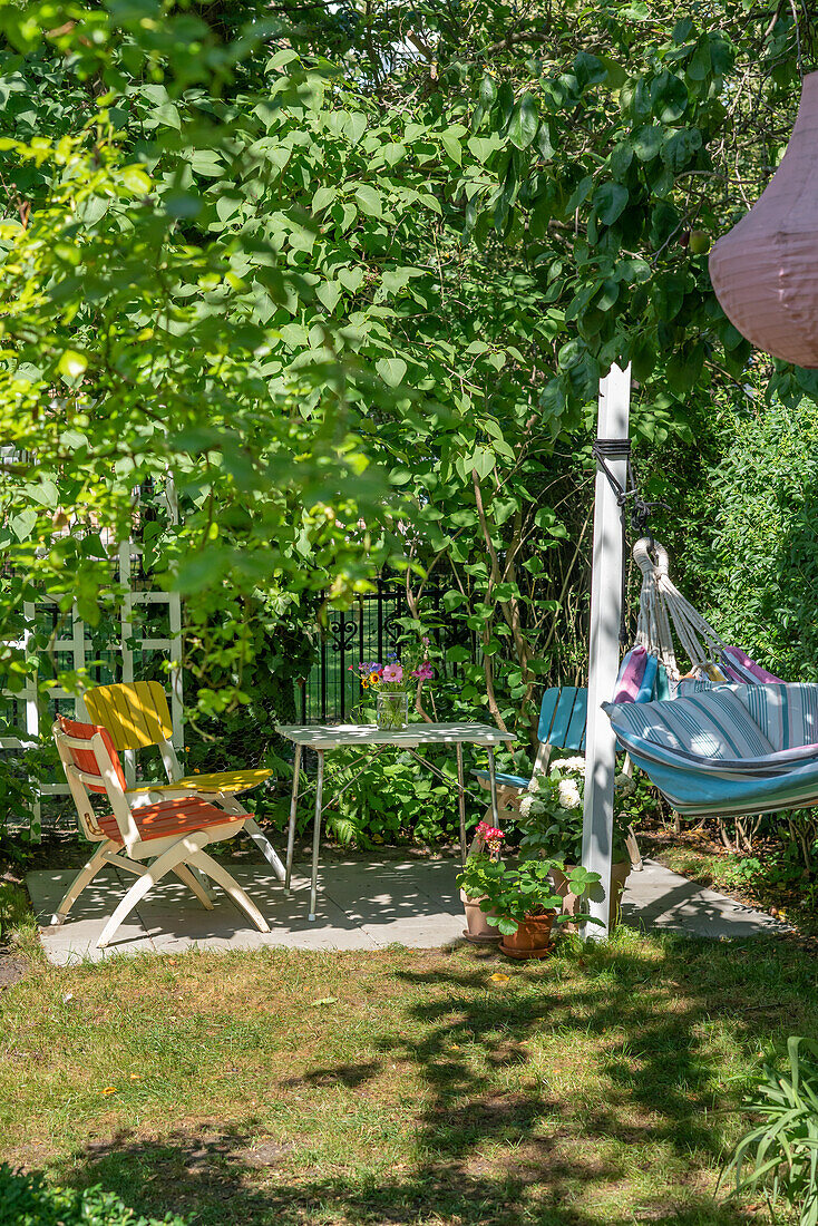 Gemütlicher Sitzplatz im Schatten auf der Terrasse im Sommergarten