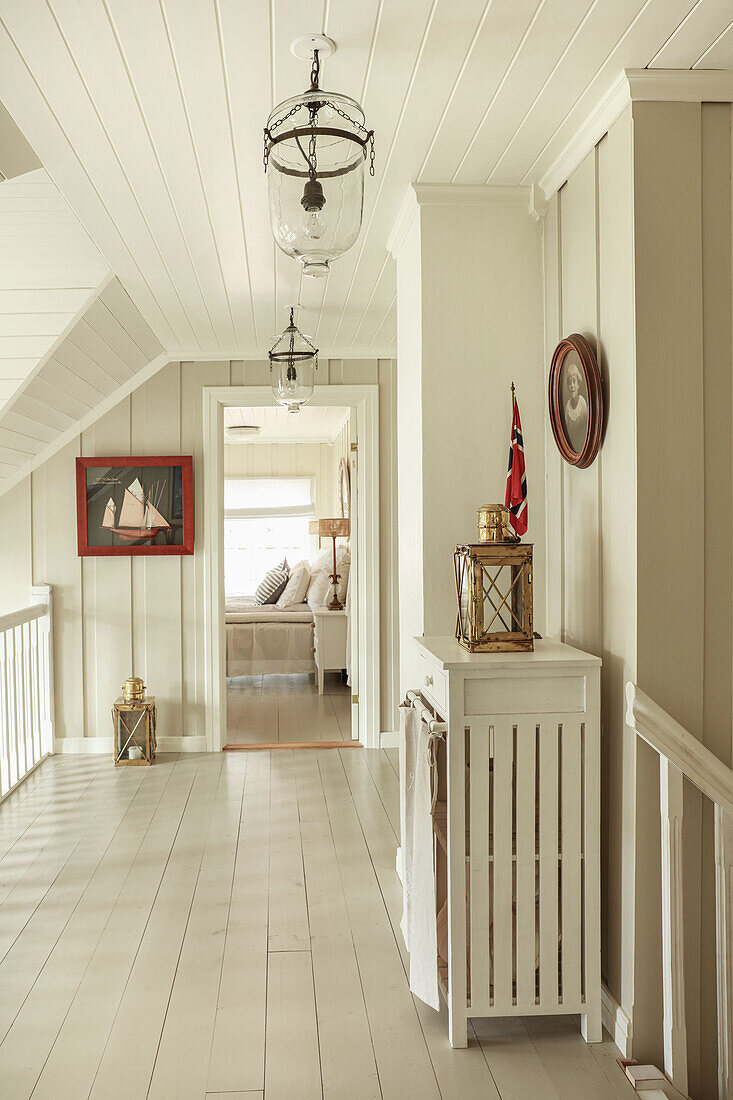 Scandinavian-style hallway in white and beige with maritime decorations