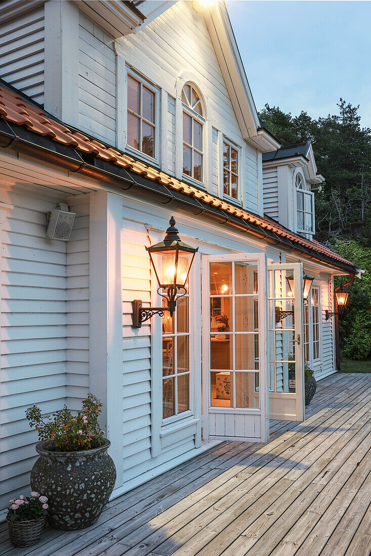 Holzhaus im skandinavischen Stil mit Sprossenfenstern und Laternen
