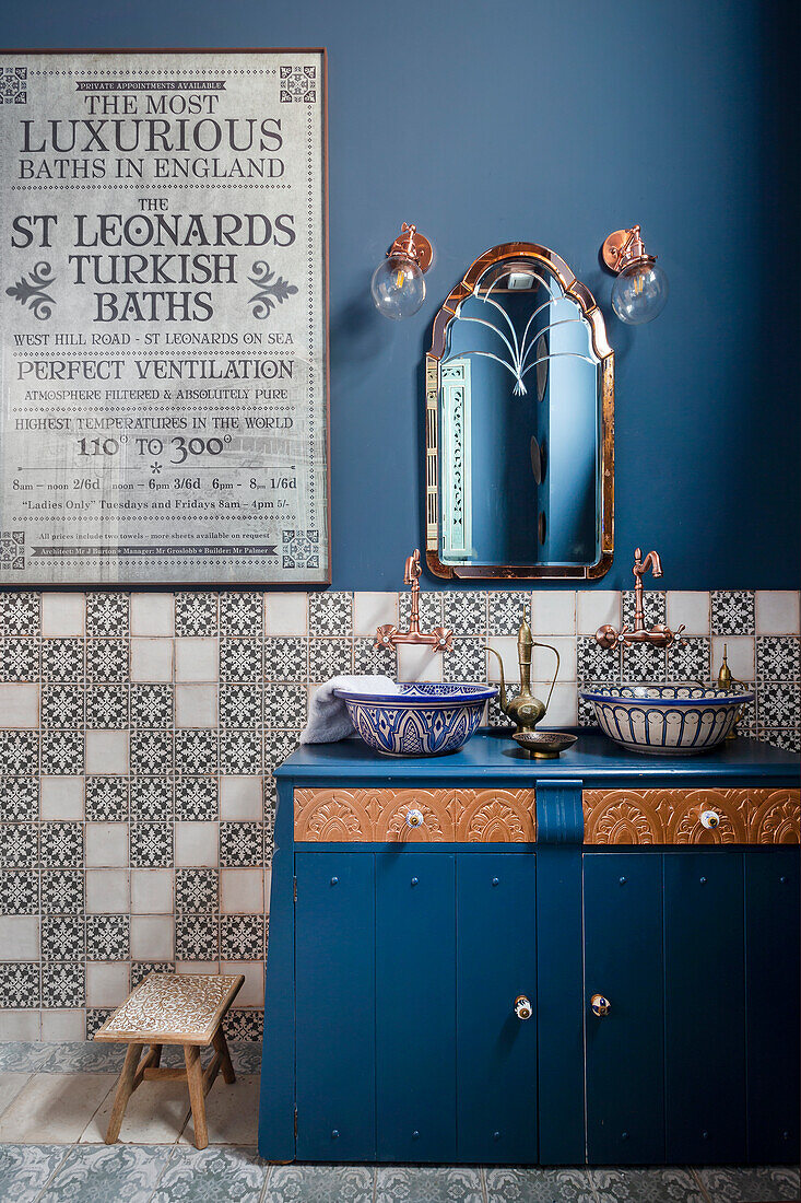 Waschtisch mit Doppelwaschbecken und Plakat im Gästebad mit blauer Wand und Wandfliesen