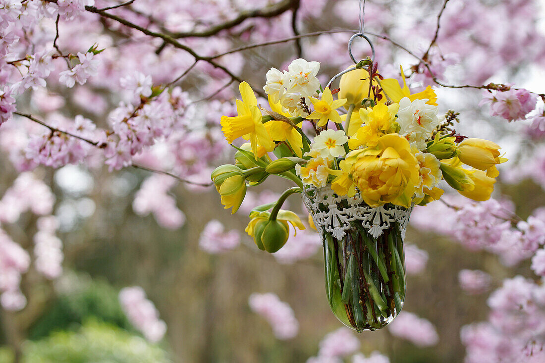 Hängender Frühlingsstrauß aus Narzissen, Tulpen und Primel