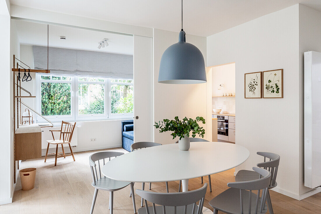 Esstisch im offenen Wohnraum im skandinavischen Stil in Weiß