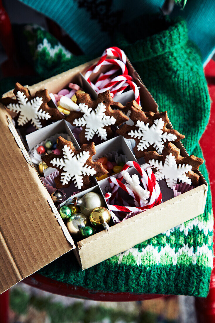 Weihnachtsplätzchen in Stern- und Schneeflockenformen in Geschenkbox