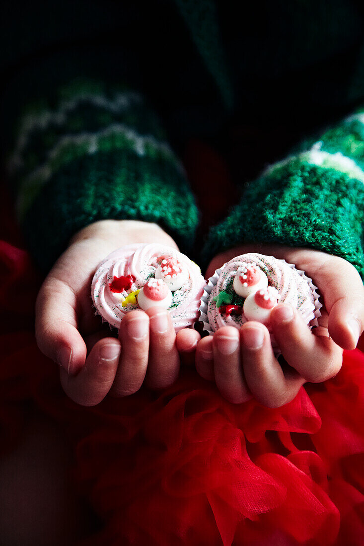 Zwei handgemachte Stoffblumen in Kinderhänden