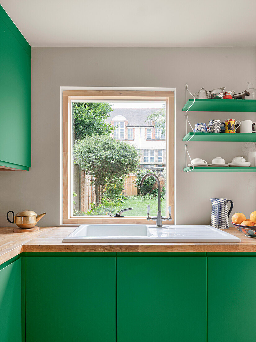 Helle Küche mit grünen Schrankfronten