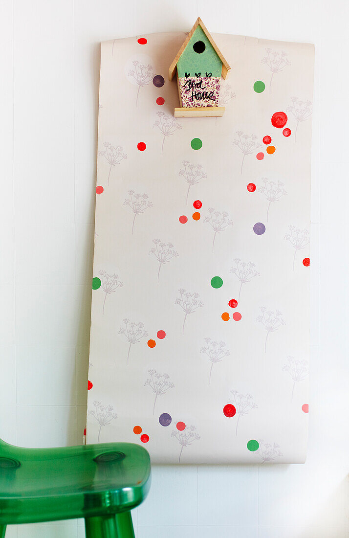Wallpaper decorated with cork stamps