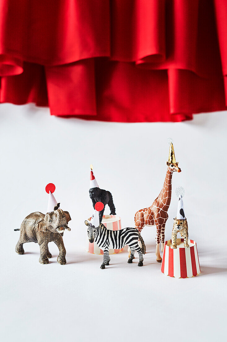 DIY-Zirkus - Tierfiguren mit Hütchen